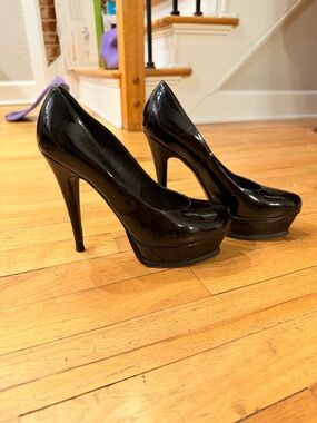 YSL Yves Saint Laurent Tribute 105 Black Patent Leather Pump